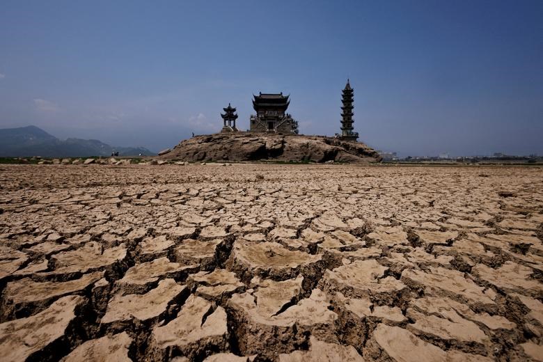 Ngôi chùa trên đảo Louxingdun thường ngập một phần dưới nước hồ Poyang, nhưng giờ đây đang phải đối mặt với mực nước thấp do hạn hán khu vực ở Lộc Sơn, tỉnh Giang Tây, Trung Quốc. (Ảnh: Reuters)