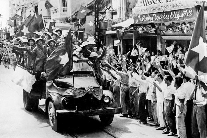 Sáng 10/10/1954, các cánh quân của Đại đoàn Quân Tiên Phong từ các cửa ô tiến vào tiếp quản Thủ đô được giải phóng trong rừng cờ hoa đón chào của 20 vạn người dân Hà Nội. (Nguồn: Tư liệu TTXVN)