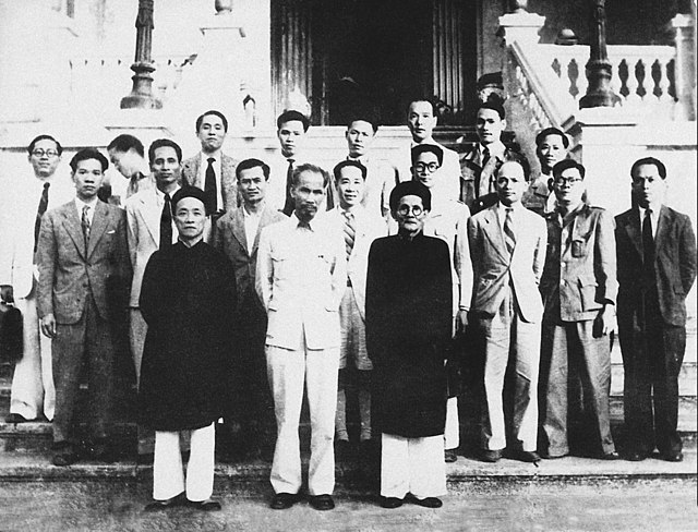 Chủ tịch Hồ Chí Minh và các thành viên Chính phủ lâm thời sau phiên họp Chính phủ đầu tiên (3/9/1945).