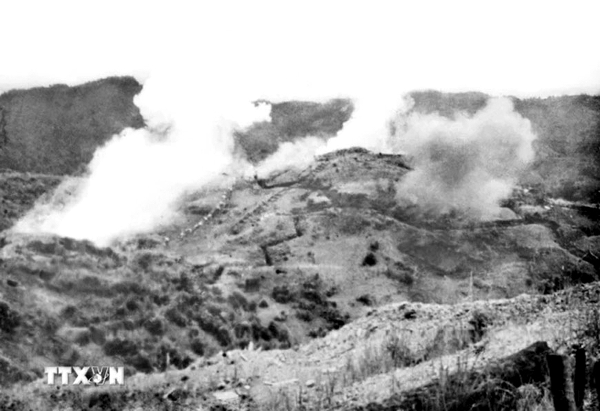 Các vị trí của địch trên đồi Him Lam bị trúng đạn pháo của ta bốc cháy, các vị trí trên đồi này đã bị tiêu diệt ngay trong ngày 13-3-1954, ngày mở đầu Chiến dịch Điện Biên Phủ. (Ảnh: Tư liệu TTXVN)