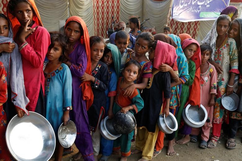 Các nạn nhân lũ lụt tập trung để nhận thực phẩm cứu trợ ở Pakistan. (Ảnh: Reuters)