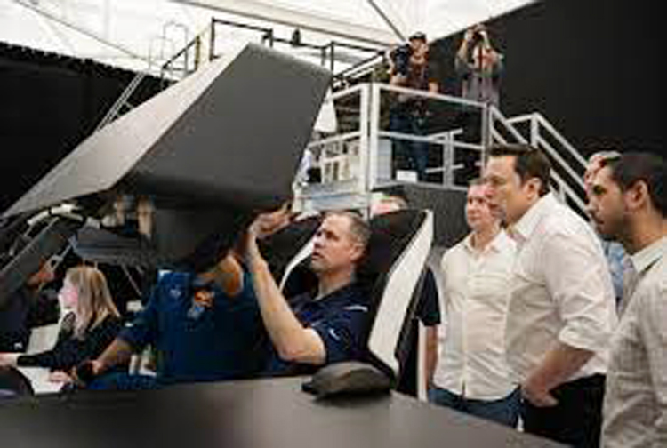 Giám đốc NASA - Jim Bridenstine (giữa) tham gia chuyến bay mô phỏng của Crew Dragon tại trụ sở SpaceX với sự quan sát của Elon Musk. (Ảnh: Aubrey Gemignani/NASA)