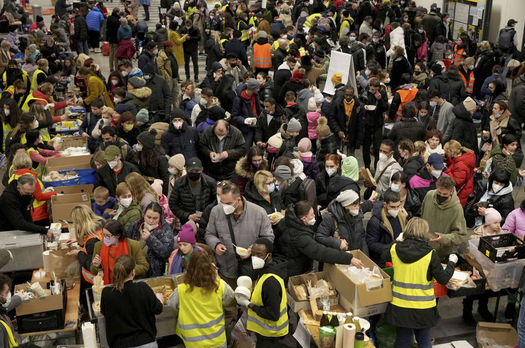 Người tị nạn Ukraine xếp hàng chờ nhận thực phẩm tại nhà ga ở Berlin ngày 8/3. (Ảnh: AP)