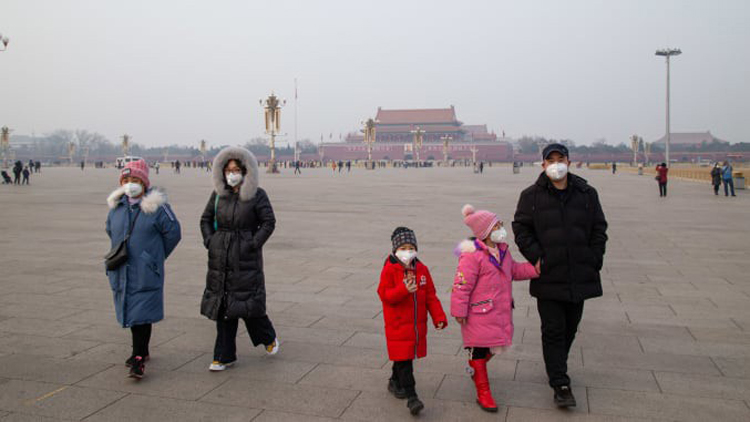 Người dân Trung Quốc đeo khẩu trang khi tới các địa điểm công cộng khi bùng phát dịch virus corona. (Ảnh: CNBC)