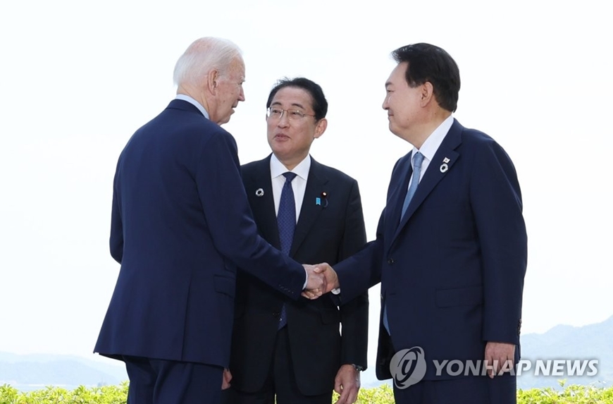 Từ trái sang: Tổng thống Mỹ Joe Biden, Thủ tướng Nhật Bản Kishida Fumio và Tổng thống Hàn Quốc Yoon Suk Yeol trong cuộc gặp tại Nhật Bản, tháng 5/2023. (Ảnh minh họa: Yonhap) 