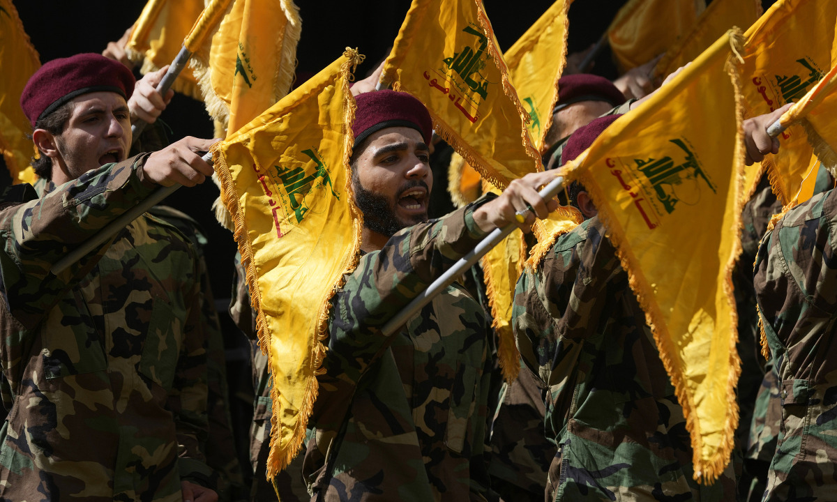 Thành viên Hezbollah trong đám tang ngày 19/9 dành cho nạn nhân vụ nổ thiết bị liên lạc ở Lebanon. (Ảnh: AP)