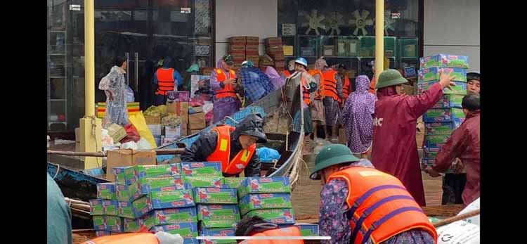 Các đoàn từ thiện hỗ trợ quà cho người dân vùng lũ Quảng Bình.