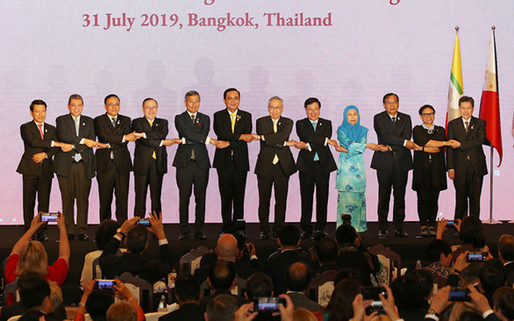 Ngoại trưởng các nước ASEAN bắt tay tại Bangkok cuối tháng 7-2019. ASEAN cần giữ vững sự đoàn kết trước cọ xát Mỹ - Trung (Ảnh: Reuters)