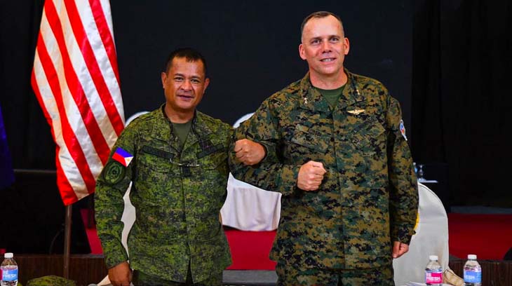 Các tướng quân đội Mỹ và Philippines khoác tay nhau trong lễ khai mạc cuộc tập trận chung Balikatan ở thành phố Quezon, ngoại ô Manila, Philippines vào ngày 11/4. (Ảnh: AFP)