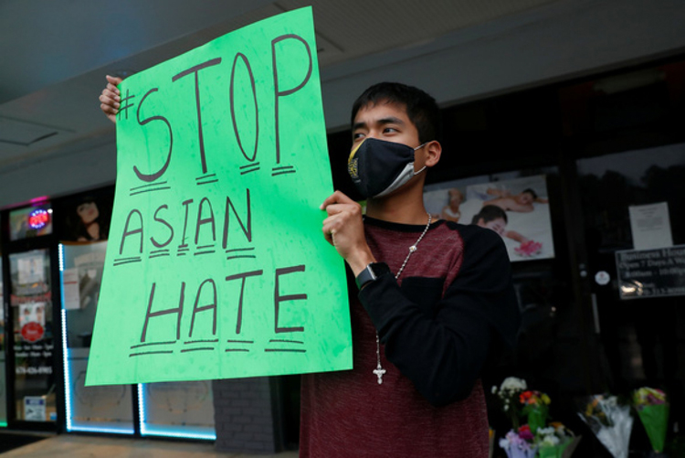 Một thanh niên tham gia kêu gọi chấm dứt thù hằn đối với người gốc Á ở tiệm Gold Spa, bang Georgia, ngày 17/3. (Ảnh: Reuters)