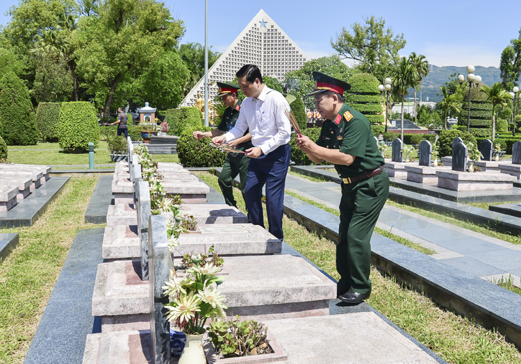 Những ngày này, người dân trong cả nước đều tìm về các nghĩa trang liệt sĩ để thắp hương tưởng nhớ công ơn các anh hùng.