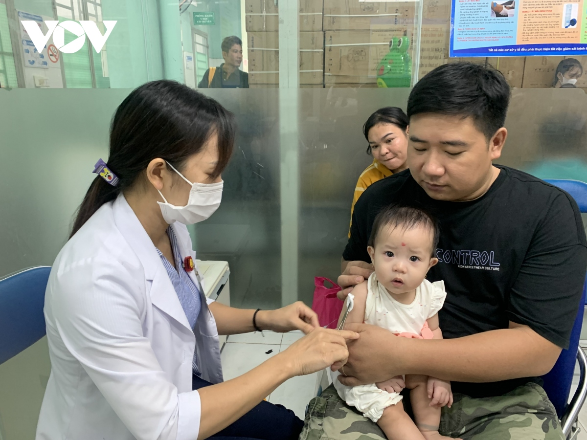 Trẻ tiêm vaccine sởi tại trạm y tế phường Bình Chiểu thành phố Thủ Đức. (Ảnh: Kim Dung)