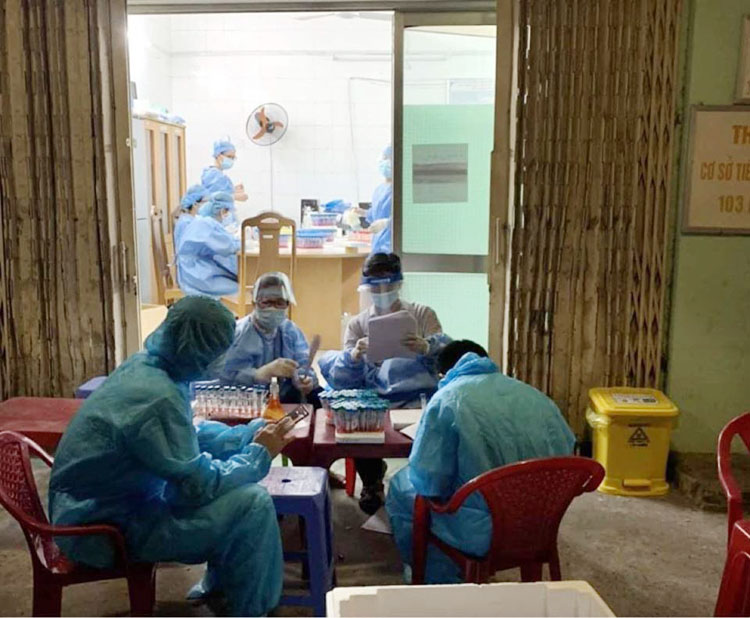 Các nhân viên xét nghiệm làm việc xuyên đêm tại CDC Đà Nẵng.