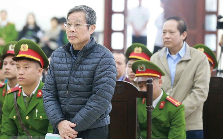 Hai bị cáo Nguyễn Bắc Son (trước) và Trương Minh Tuấn tại phiên toà sơ thẩm.