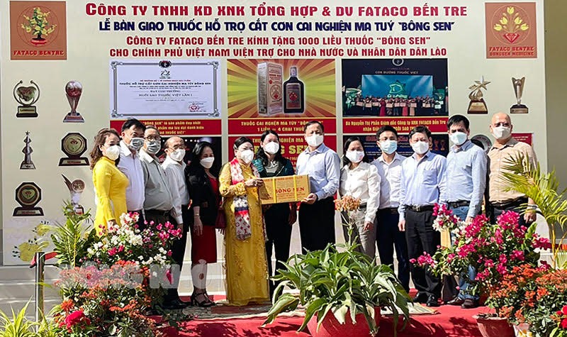 Lễ bàn giao thuốc từ công ty FATACO cho đại diện Chính phủ Việt Nam ngày 18/2/2022 tại Bến Tre.