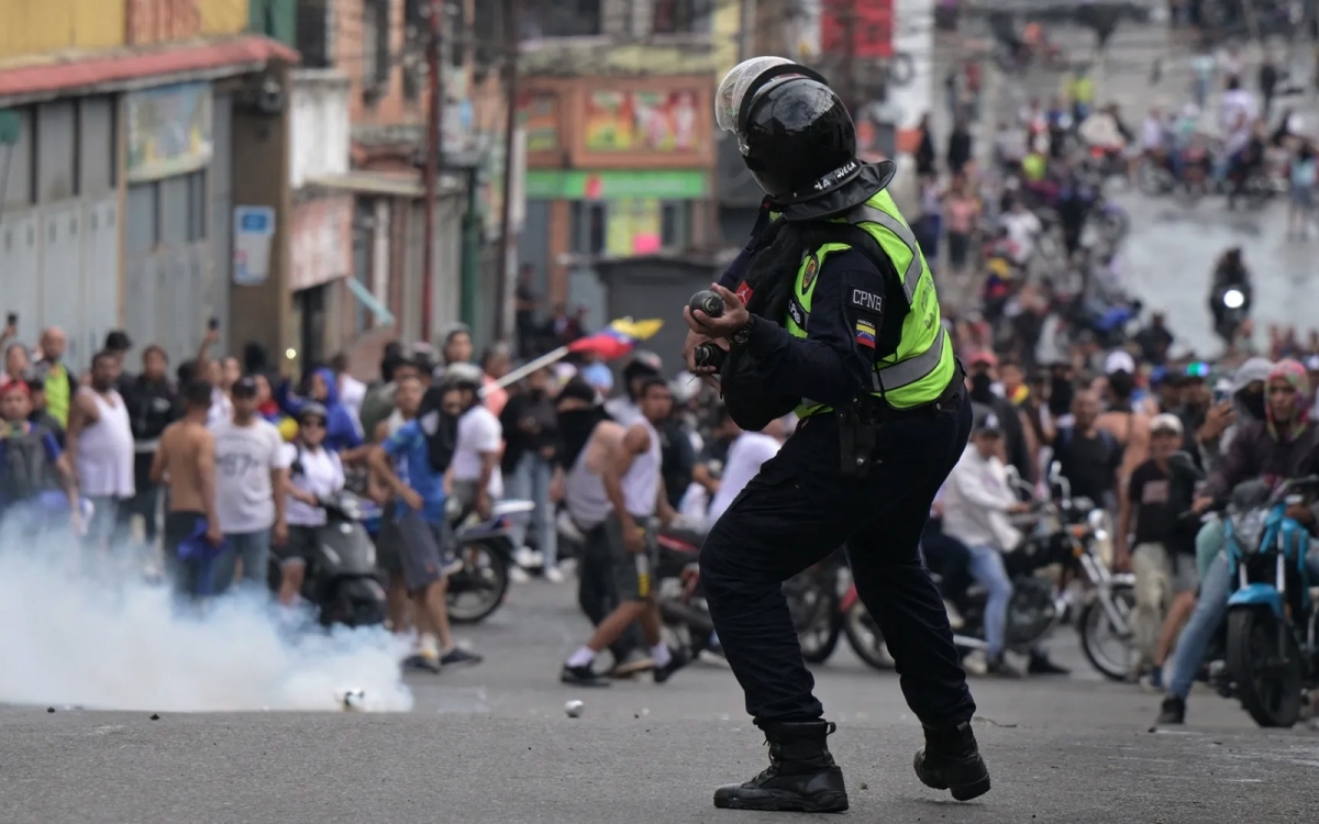 Cảnh sát Venezuela chống bạo loạn. (Ảnh: AFP)