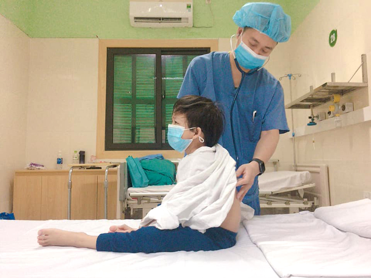 Cháu H (7 tuổi, ở Hà Nội) là bệnh nhi ghép tim nhỏ tuổi nhất tại Việt Nam. (Ảnh do BV cung cấp)