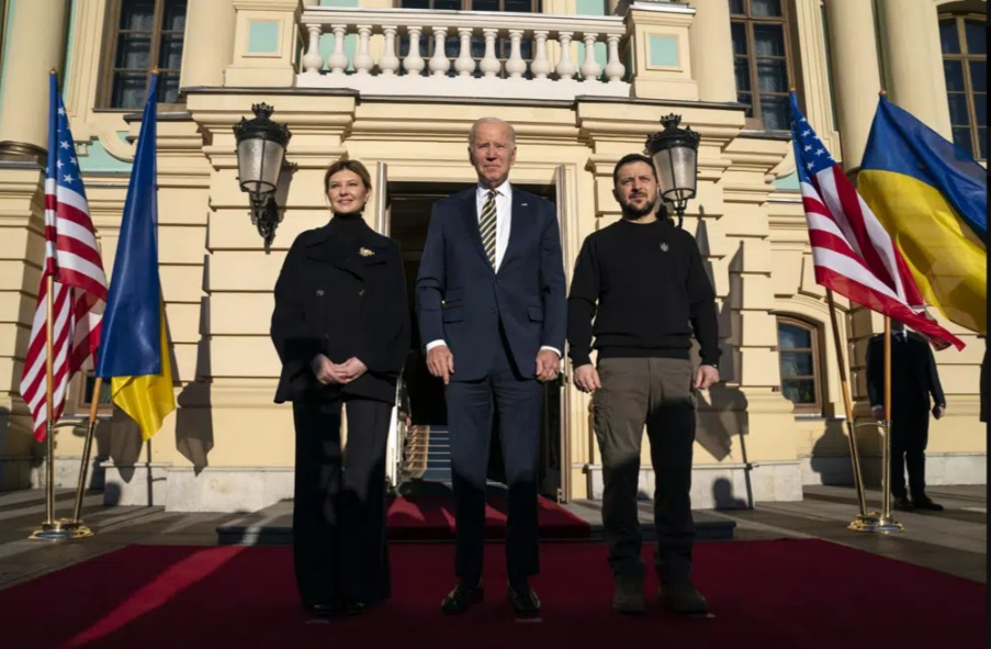 Tổng thống Mỹ Joe Biden (giữa), chụp ảnh cùng Tổng thống Ukraine Volodymyr Zelensky (phải) trong chuyến thăm không báo trước tới Kiev ngày 20/2/2023. (Ảnh: AP)