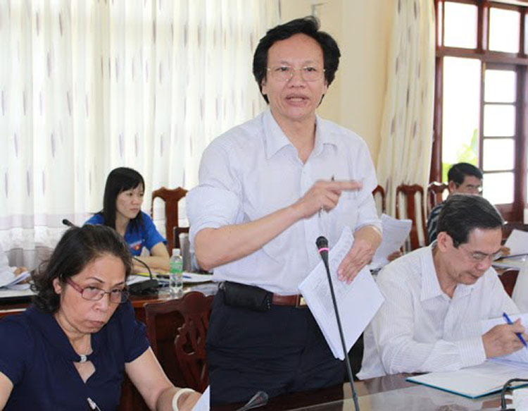 Ông Doãn Hữu Long (người đứng) - nguyên Giám đốc sở Y tế Đắk Lắk đã bị bắt tạm giam.