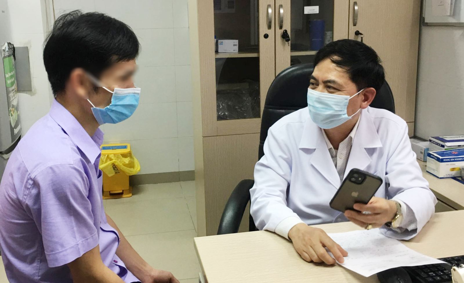 BSCKII Đào Hữu Ghi thăm khám và tư vấn cho người bệnh tại Bệnh viện Da liễu Trung ương.