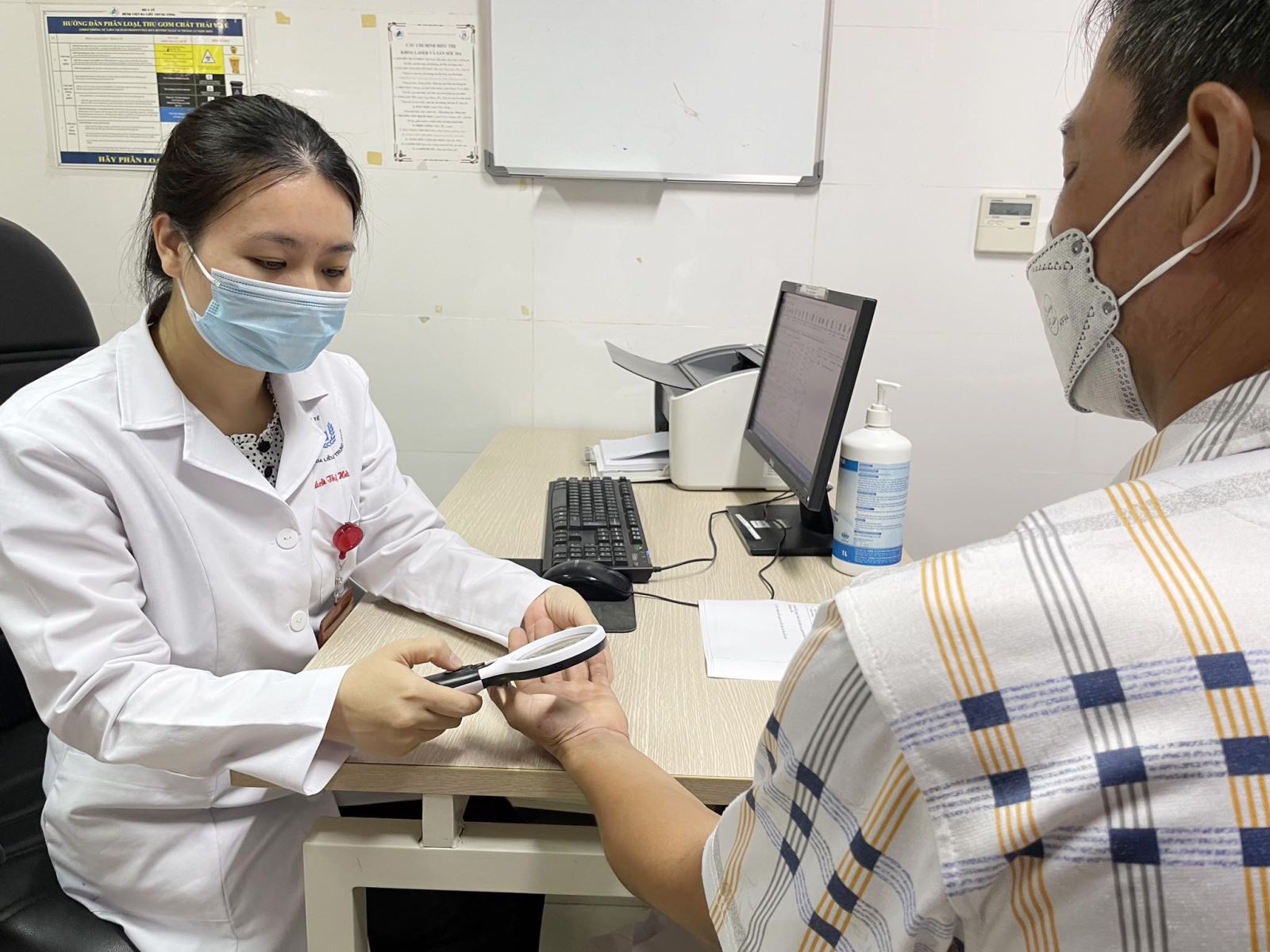 BSCKII Quách Thị Hà Giang đang khám và tư vấn cho người bệnh ghẻ tại Bệnh viện Da liễu Trung ương.