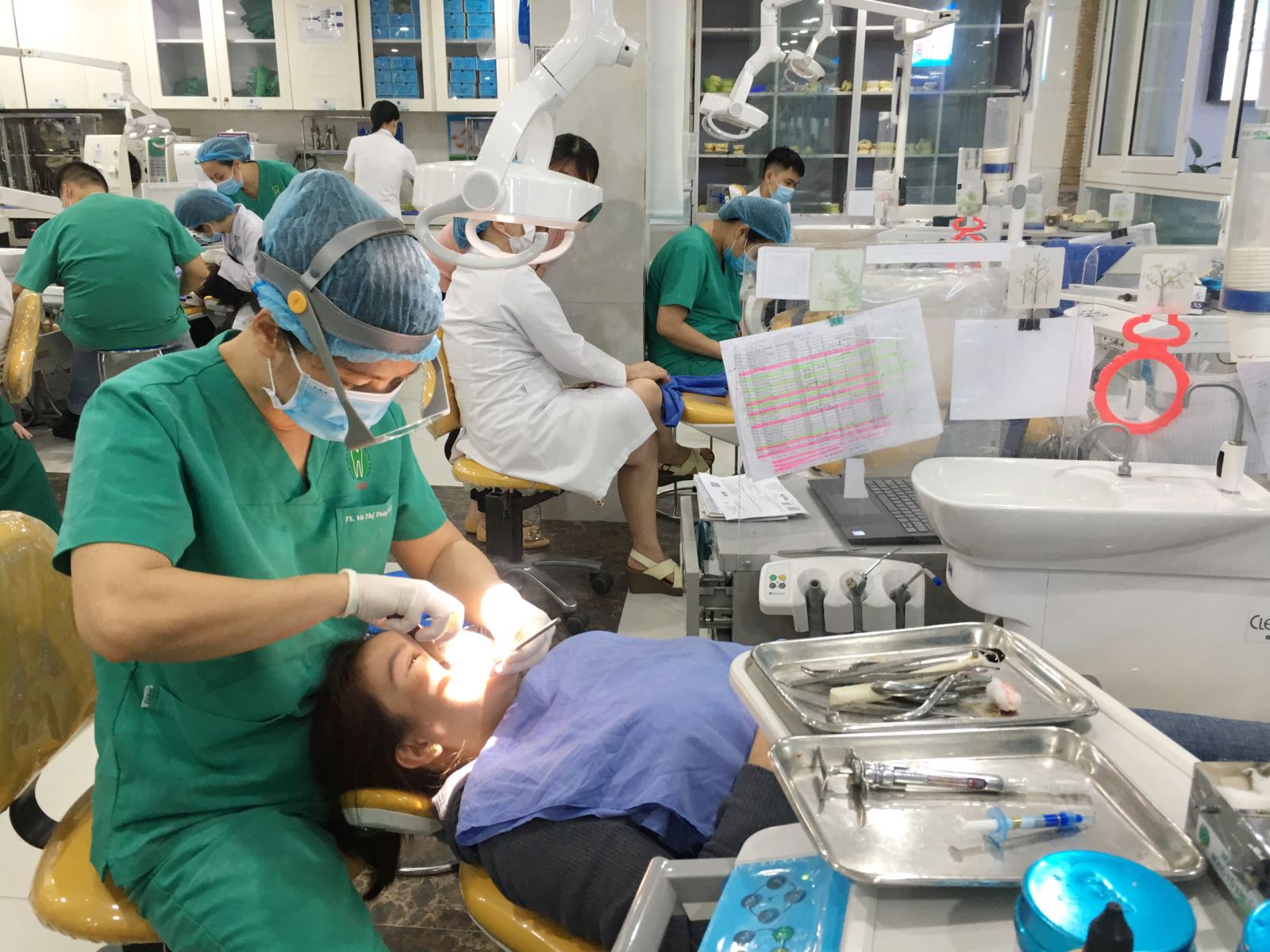 TS.BS Võ Thị Thúy Hồng nắn chỉnh răng cho bệnh nhân lớn tuổi tại Bệnh viện Răng hàm mặt Trung ương Hà Nội.