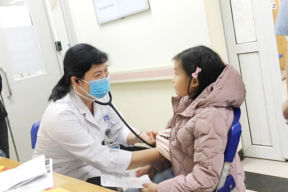Khi bị nhiễm lạnh, xuất hiện ho, sốt cần đi khám bác sĩ để được điều trị phù hợp. (Ảnh minh họa: H.G)