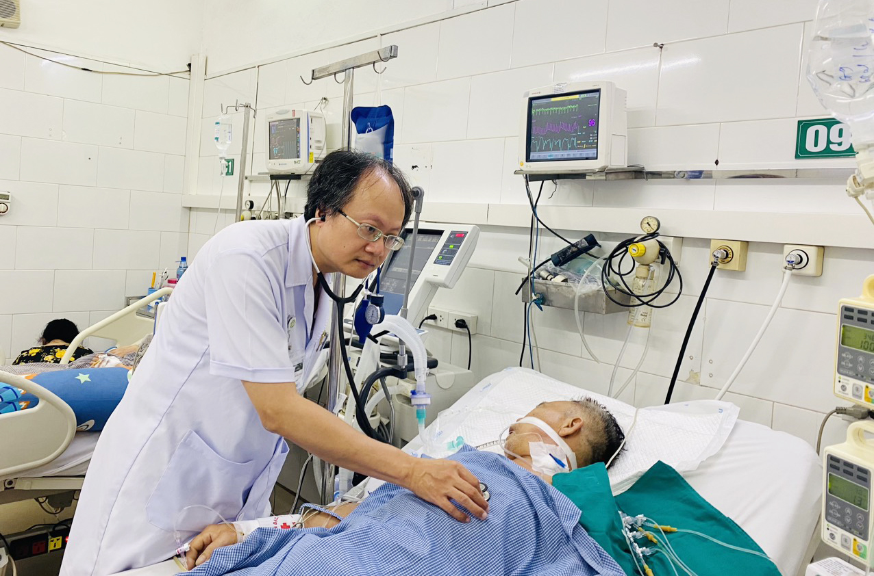 Bác sĩ Nguyễn Quốc Thái thăm khám cho người bệnh tại Trung tâm Bệnh nhiệt đới, Bệnh viện Bạch Mai.