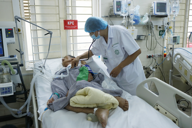 Bác sĩ Nguyễn Quốc Thái thăm khám cho người bệnh kháng nhiều loại kháng sinh tại Trung tâm Bệnh nhiệt đới.
