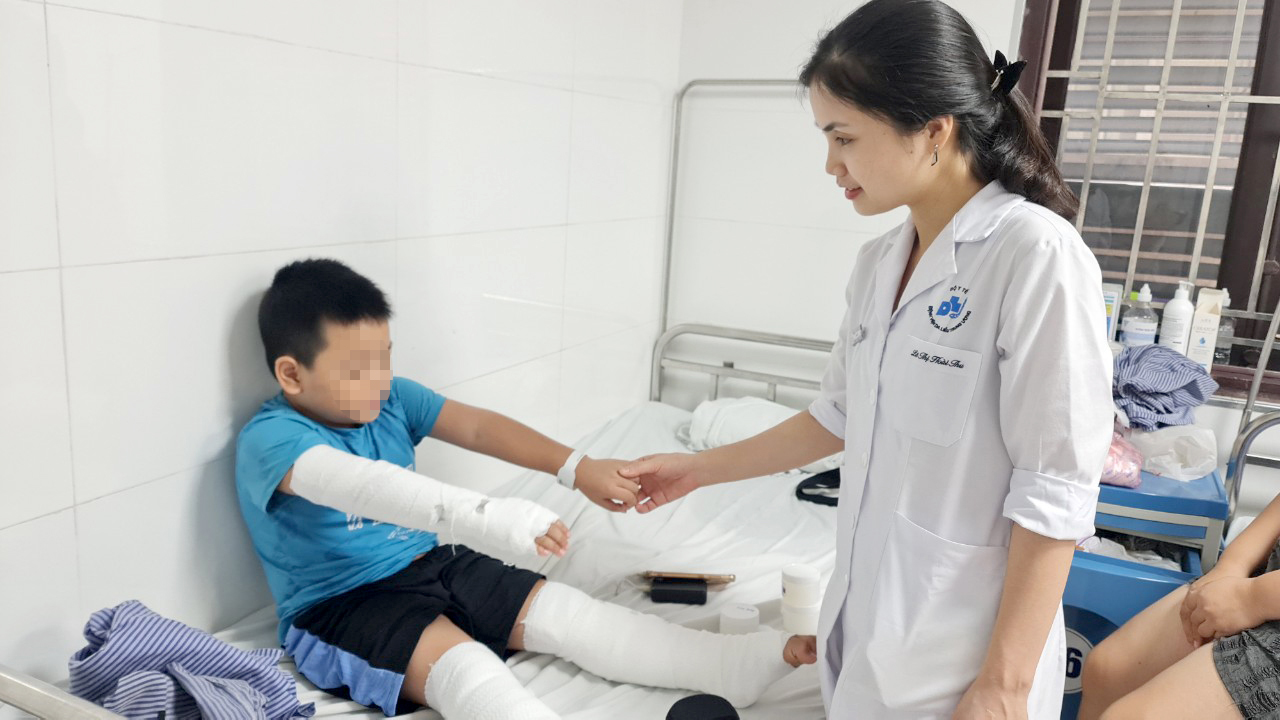 Ths.BS Lê Thị Hoài Thu thăm khám cho trẻ điều trị rôm sảy tại BV Da liễu Trung ương.