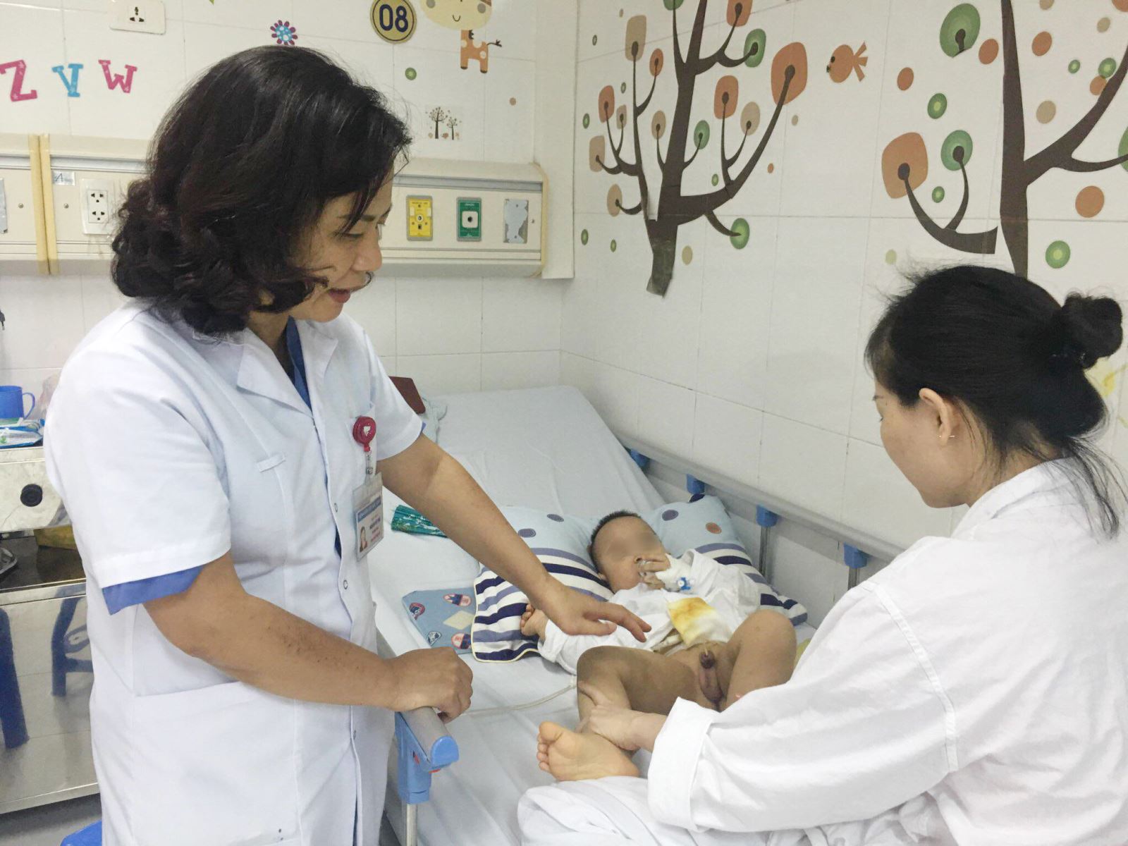 TS.BS Nguyễn Việt Hoa thăm hỏi bệnh nhi tại khoa Phẫu thuật Nhi và trẻ sơ sinh, Bệnh viện Hữu nghị Việt Đức.