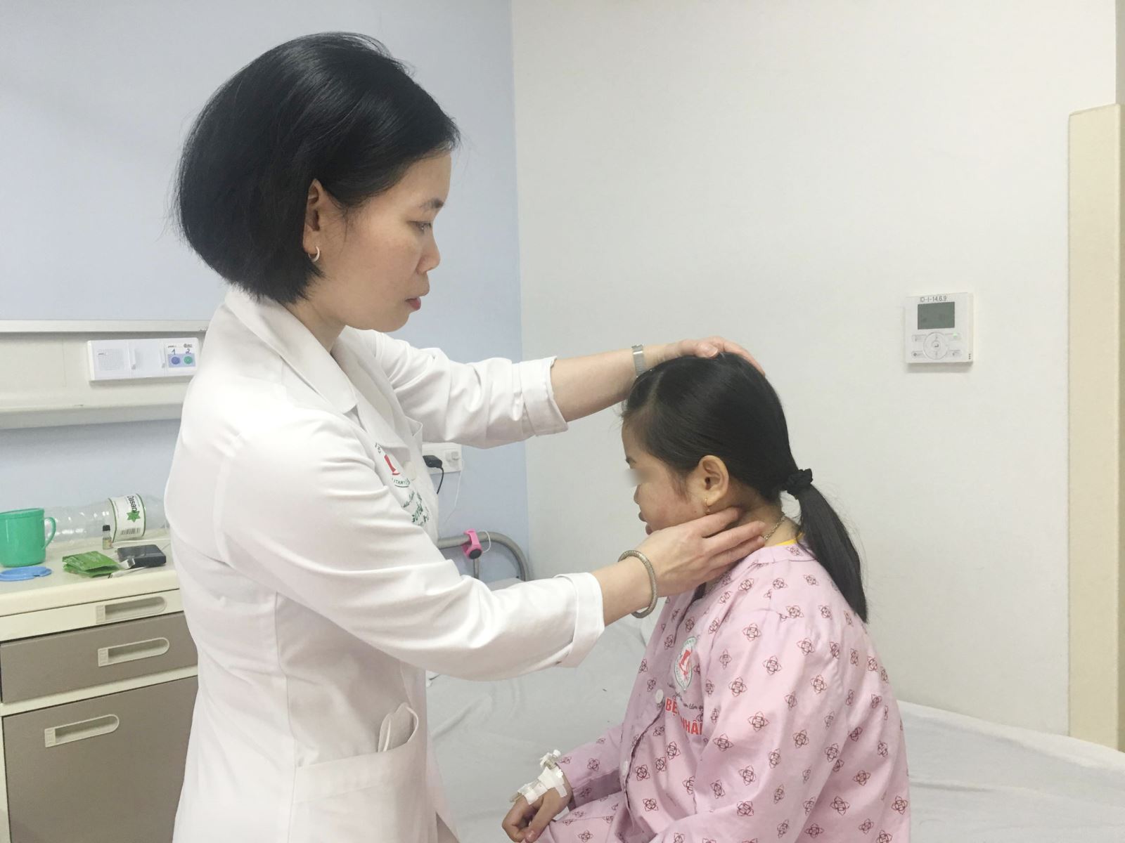 TS.BS Nguyễn Lan Anh thăm khám cho bệnh nhân lupus tại BV108.