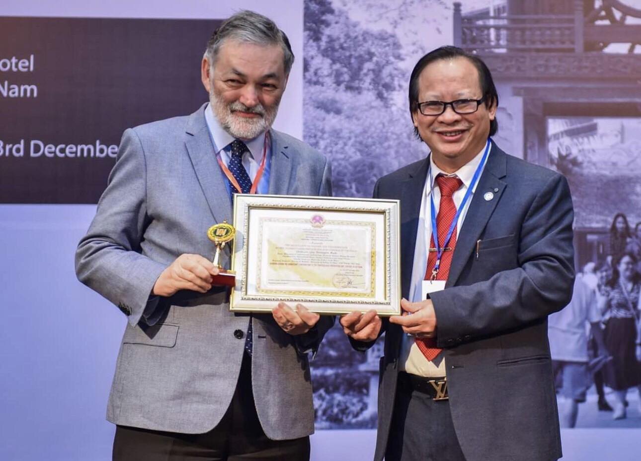 Chủ nhiệm Chương trình chống Lao Quốc gia Việt Nam Nguyễn Viết Nhung trao tặng kỷ niệm chương cho GS Guy Marks.