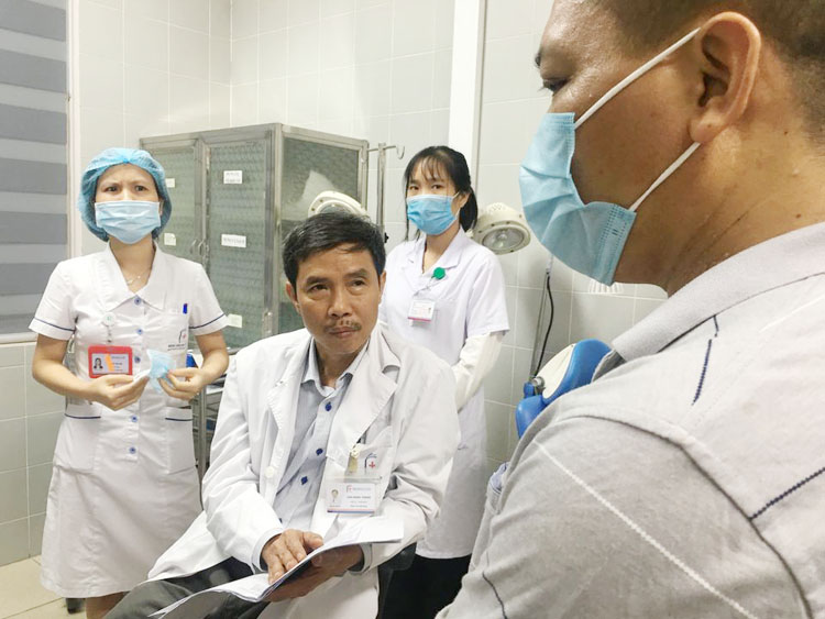 PGS.TS Cao Minh Thành đang tư vấn cho người bệnh.