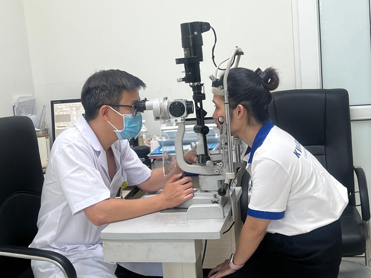 TS.BS Lê Việt Cường thăm khám cho người bệnh đau mắt tại Bệnh viện Hữu Nghị.