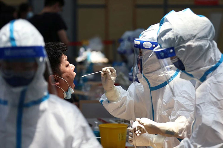 Nhân viên y tế lấy mẫu xét nghiệm Covid-19 cho người dân ở tỉnh Giang Tô, Trung Quốc. (Ảnh: Reuters)