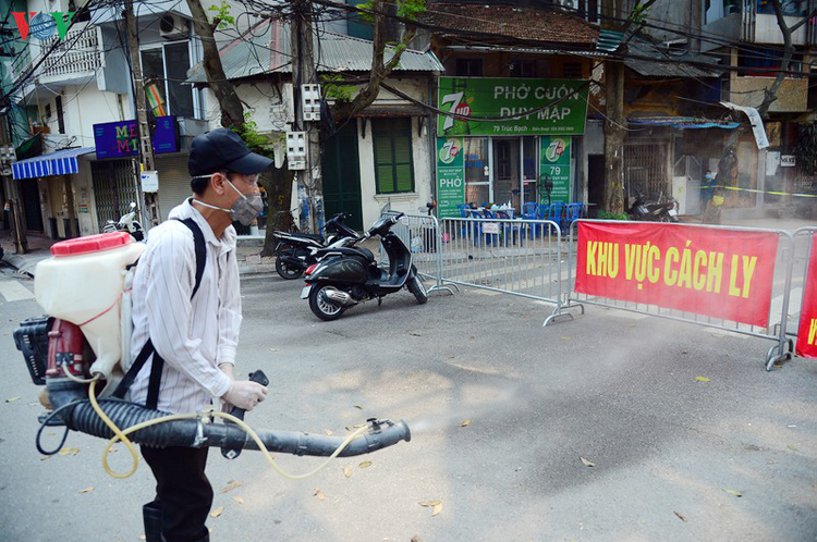 Lực lượng chức năng vẫn thường xuyên phun khử trùng bên trong và xung quanh khu vực cách ly tại phố Trúc Bạch, Hà Nội.