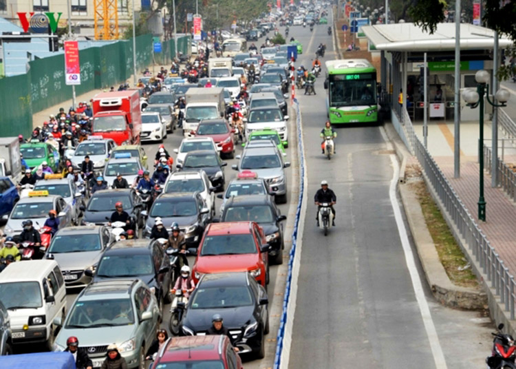 Dự kiến hai tuyến phố Lê Văn Lương hoặc Nguyễn Trãi của TP Hà Nội sẽ thực hiện cấm xe máy theo lộ trình cấm xe máy vào nội đô trong thời gian tới.