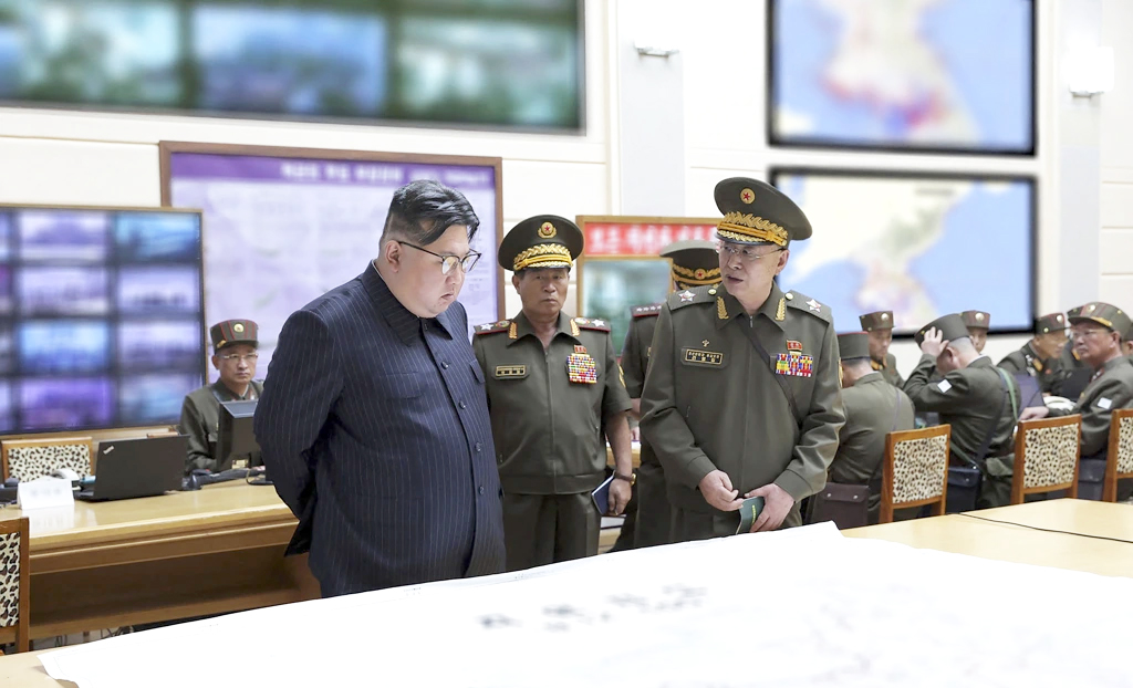 Lãnh đạo Triều Tiên Kim Jong-un thị sát một chốt chỉ huy diễn tập quân sự. (Ảnh: Reuters)