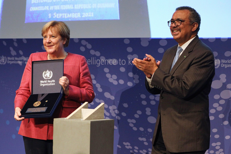 Tổng Giám đốc WHO Tedros Adhanom Ghebreyesus trao huy chương lãnh đạo toàn cầu của WHOcho Thủ tướng Đức Angela Merkel. (Ảnh: EPA)