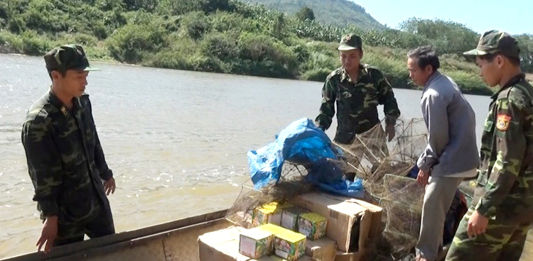 Lực lượng Biên phòng tỉnh Quảng Trị bắt vụ vận chuyển pháo lậu qua biên giới bằng đò trên sông Sê Pôn.
