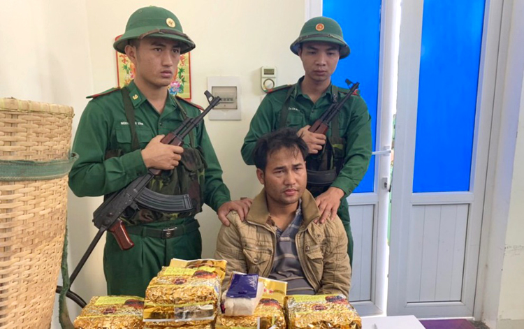 Đối tượng người Lào vận chuyển ma túy bị Biên phòng Quảng Trị bắt giữ.