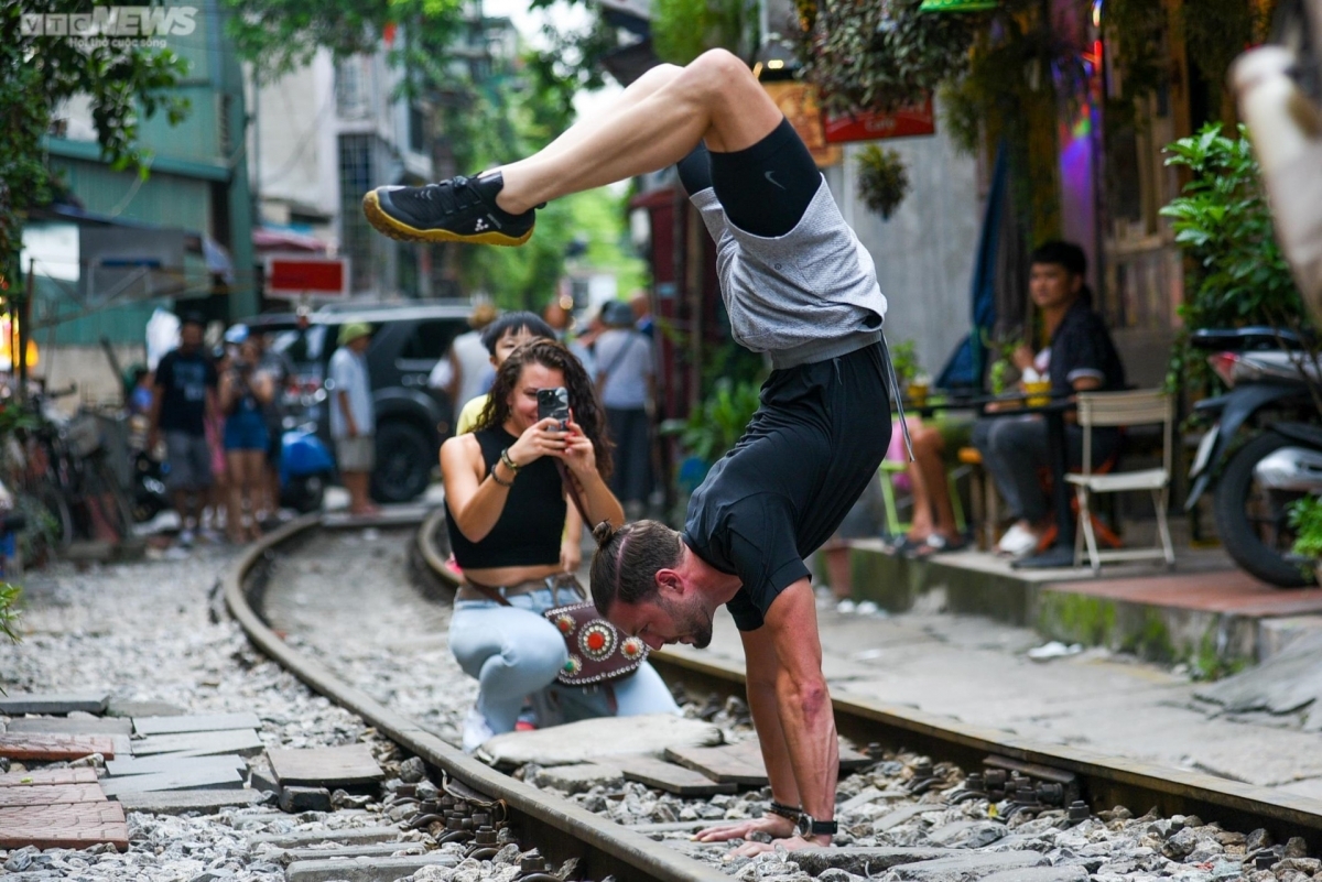 Du khách tấp nập check in trên đường tàu. (ảnh: Đắc Huy)