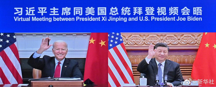 Tổng thống Mỹ Joe Biden (trái) và Chủ tịch Trung Quốc Tập Cận Bình chào nhau qua video trong cuộc họp thượng đỉnh sáng 16/11 (theo giờ Bắc Kinh). (Ảnh: TÂN HOA XÃ)