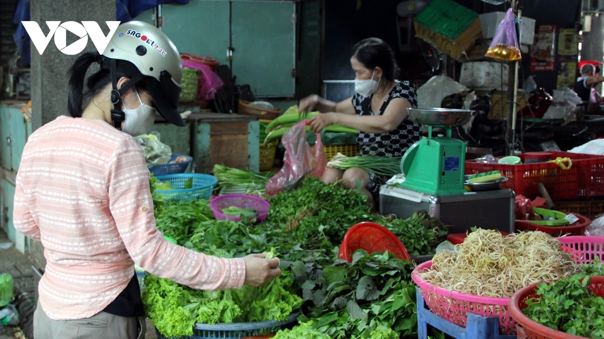 Người lao động đang phải “còng lưng” gánh thuế. (Ảnh minh họa)