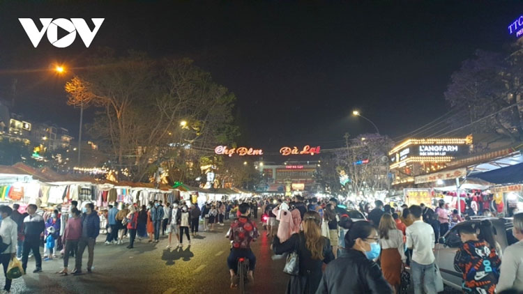 Chợ đêm Đà Lạt là điểm đến thu hút một lượng lớn du khách về đêm.