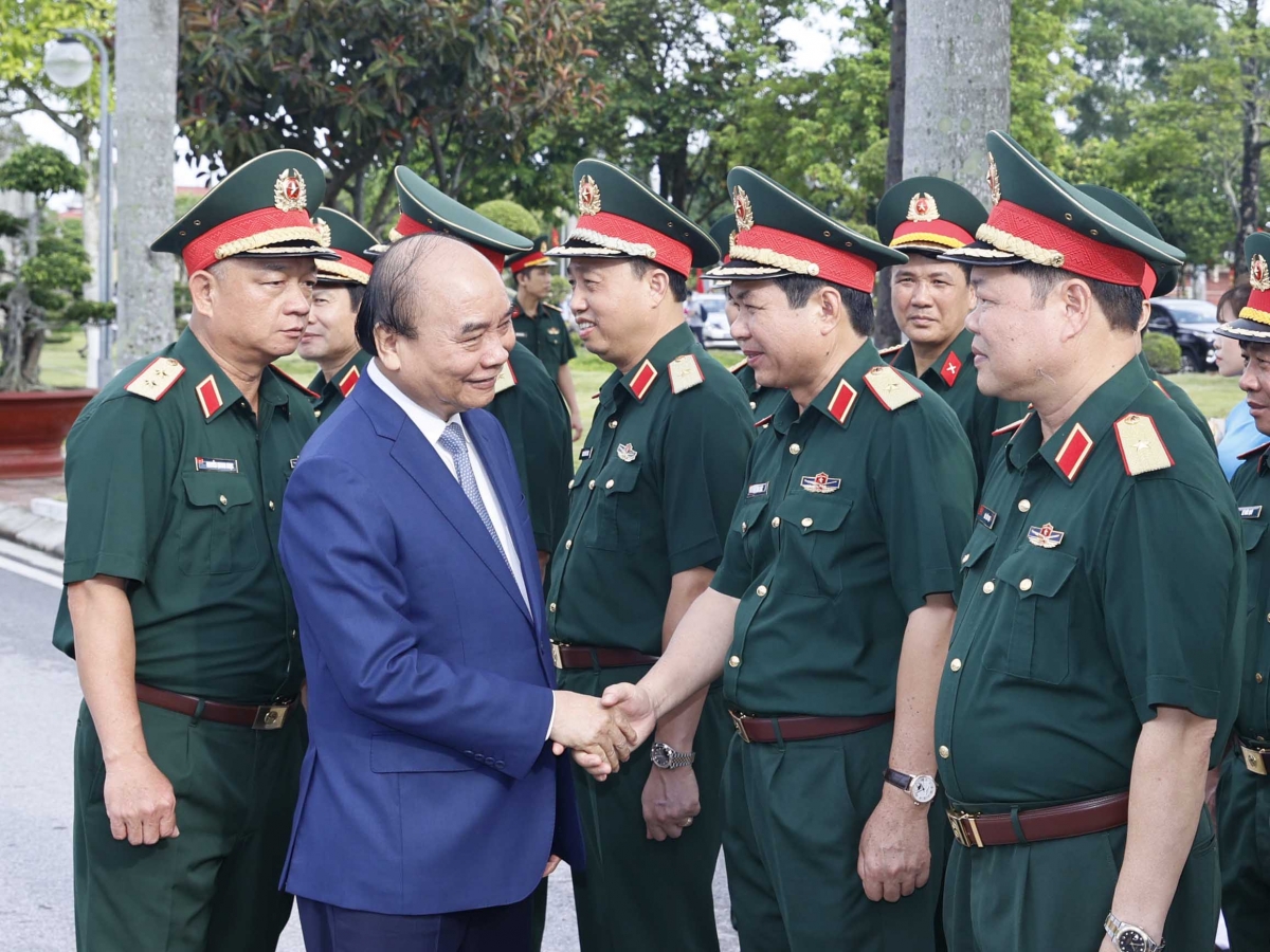 Các lãnh đạo Quân khu 3 đón Chủ tịch nước Nguyễn Xuân Phúc tham dự Hội thảo.