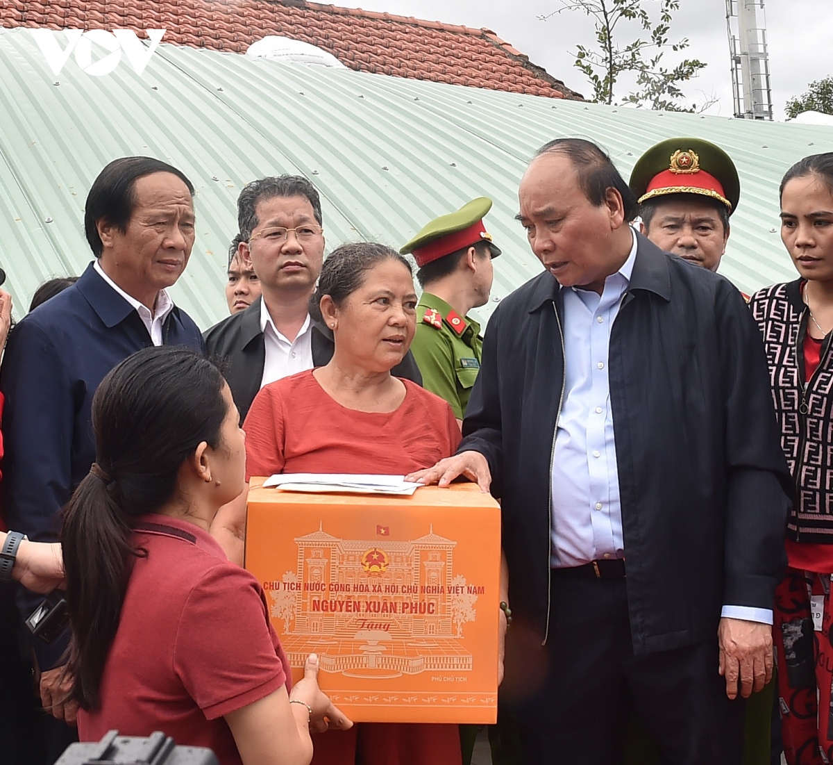 Chủ tịch nước Nguyễn Xuân Phúc thăm hỏi, động viên, tặng quà gia đình bà Đỗ Thị Thanh Hoa, huyện Hòa Vang có nhà bị sập.