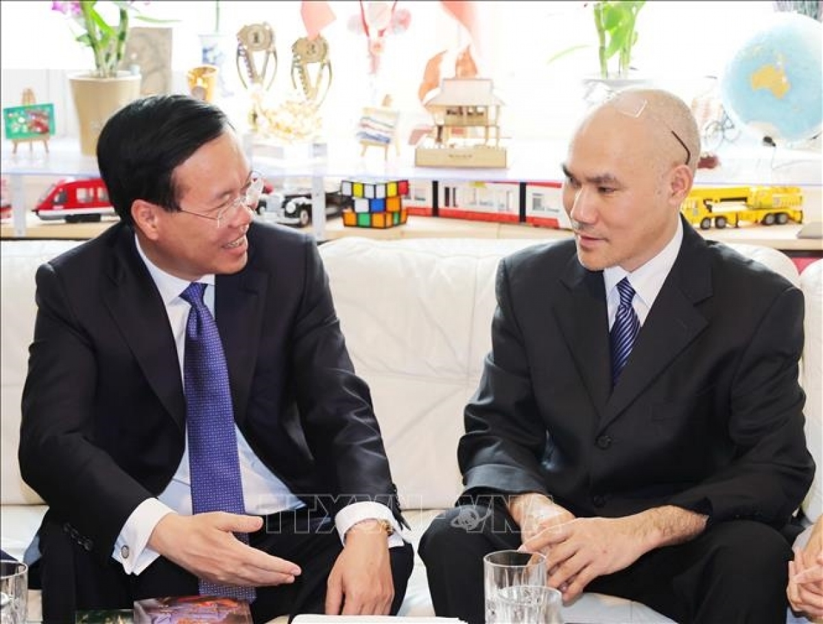 Chủ tịch nước Võ Văn Thưởng thăm Tiến sĩ vật lý Nguyễn Duy Hà. (Ảnh: TTXVN)