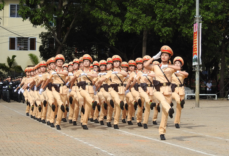 Các nữ Chiến sĩ CSGT tham gia phần thi điều lệnh